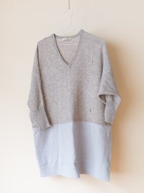 Neutral Gray & Light Blue V-Neck Colorblock Sweater